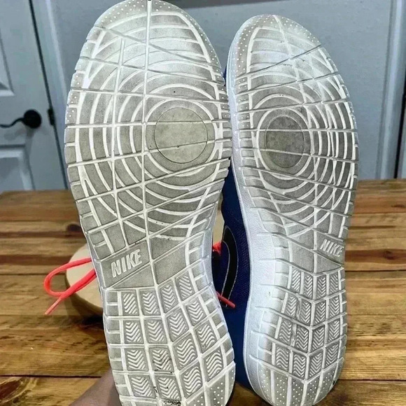 Athletic_Shoes